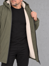 ESSENTIALS Sherpa Parka Organic Khaki – Detail sherpa-innenfutter #farbe_organic khaki