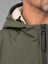 ESSENTIALS Sherpa Parka Organic Khaki – Detail kragen-zipper-stopper #farbe_organic khaki