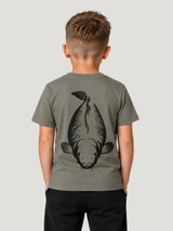 carpstylez Kids KING CARP Shirt Organic Khaki – Rückenansicht am Kind #farbe_organic khaki