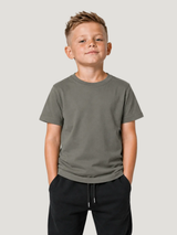 carpstylez Kids KING CARP Shirt Organic Khaki – Vorderansicht am Kind, Front clean #farbe_organic khaki