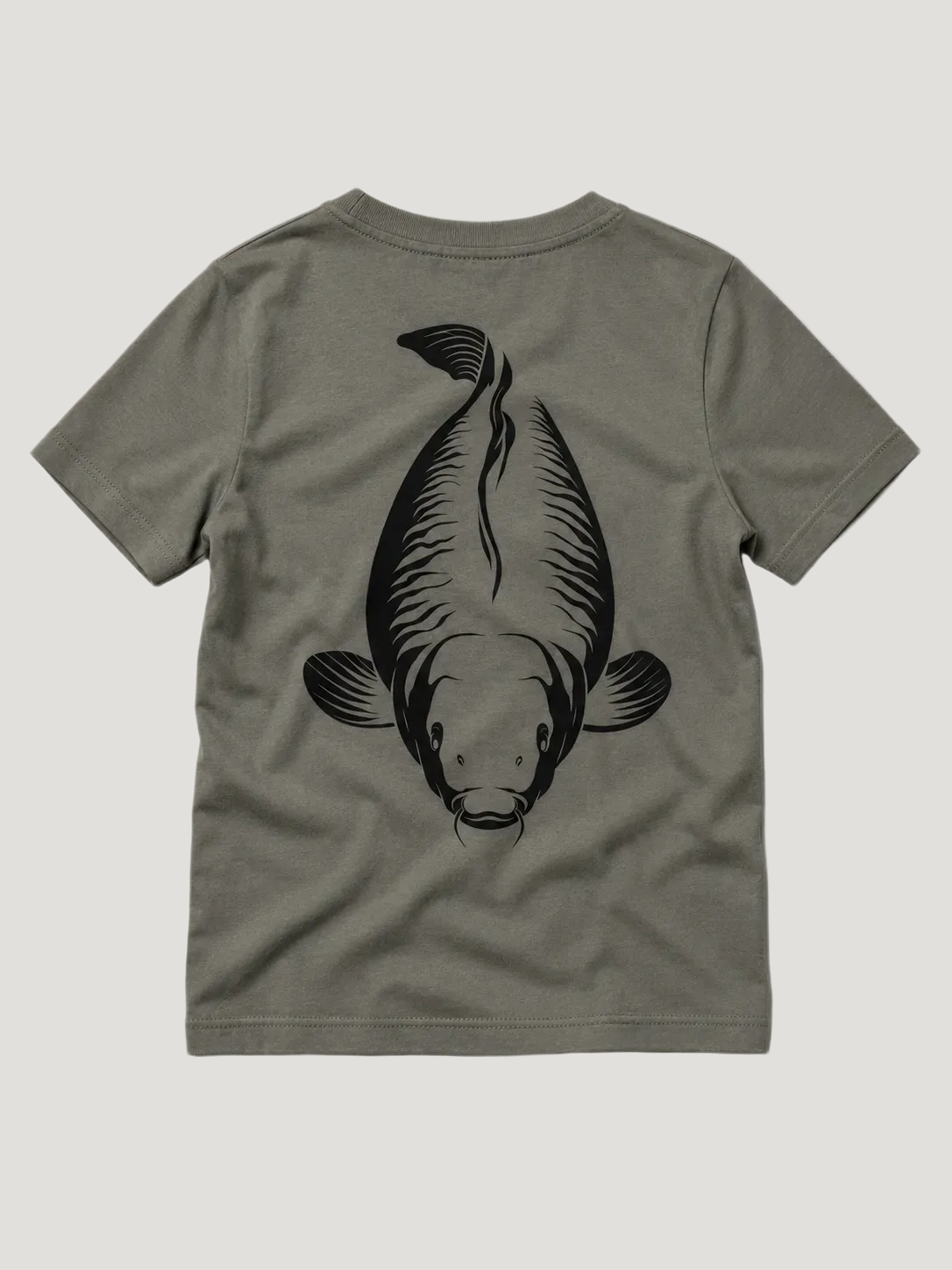 carpstylez Kids KING CARP Shirt Organic Khaki – Backprint Flatlay #farbe_organic khaki