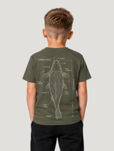 carpstylez Kids CYPRINUS CARPIO Shirt Organic Khaki – Rückenansicht am Kind #farbe_organic khaki