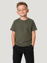carpstylez Kids CYPRINUS CARPIO Shirt Organic Khaki – Vorderansicht am Kind, Front clean #farbe_organic khaki