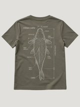 carpstylez Kids CYPRINUS CARPIO Shirt Organic Khaki – Backprint Flatlay #farbe_organic khaki