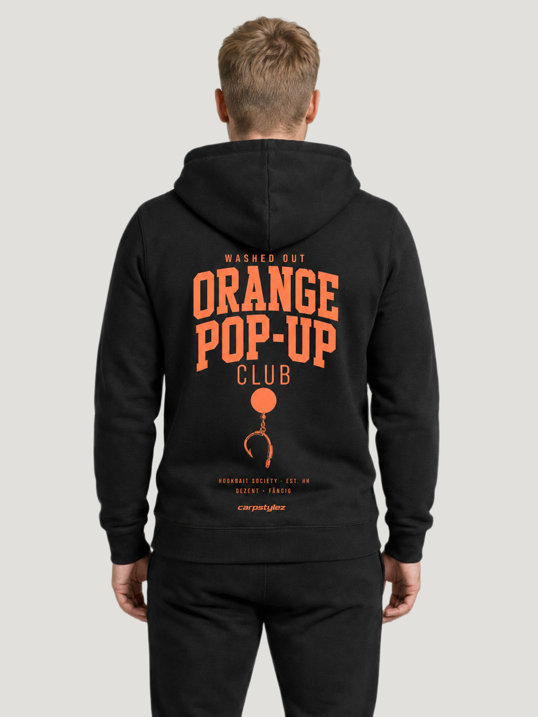 carpstylez WASHED OUT ORANGE POP-UP Club Hoodie Black – Rückenansicht am Model #farbe_black