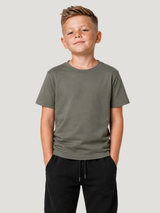 carpstylez Kids FULLRUN Shirt Organic Khaki – Vorderansicht am Kind, Front clean #farbe_organic khaki