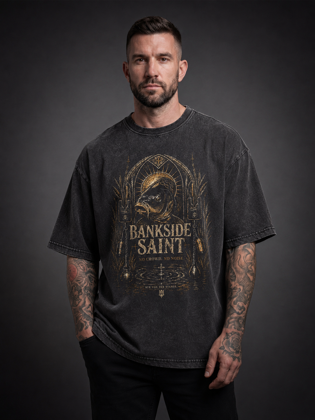 carpstylez „Bankside Saint“ Acid-Wash Oversize-Shirt schwarz – Streetwear fürs Karpfenangeln