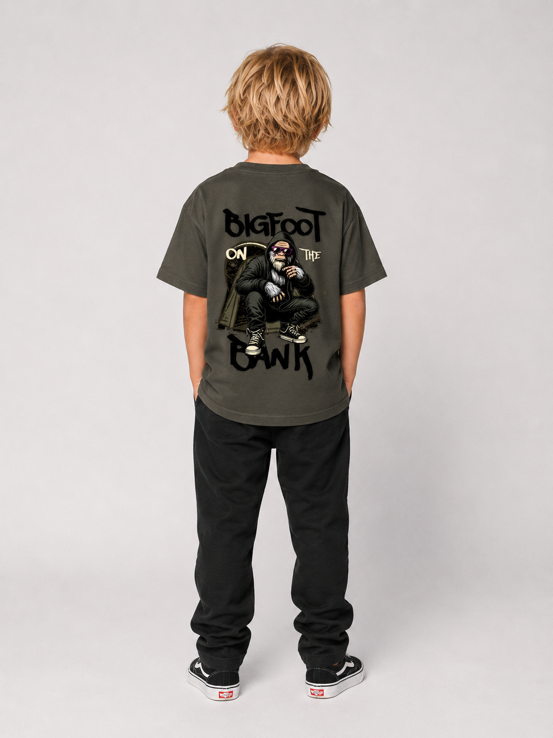 BIGFOOT ON THE BANK Kindershirt Khaki – getragen, Ganzkörper-Rückansicht