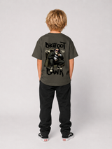 BIGFOOT ON THE BANK Kindershirt Khaki – getragen, Ganzkörper-Rückansicht