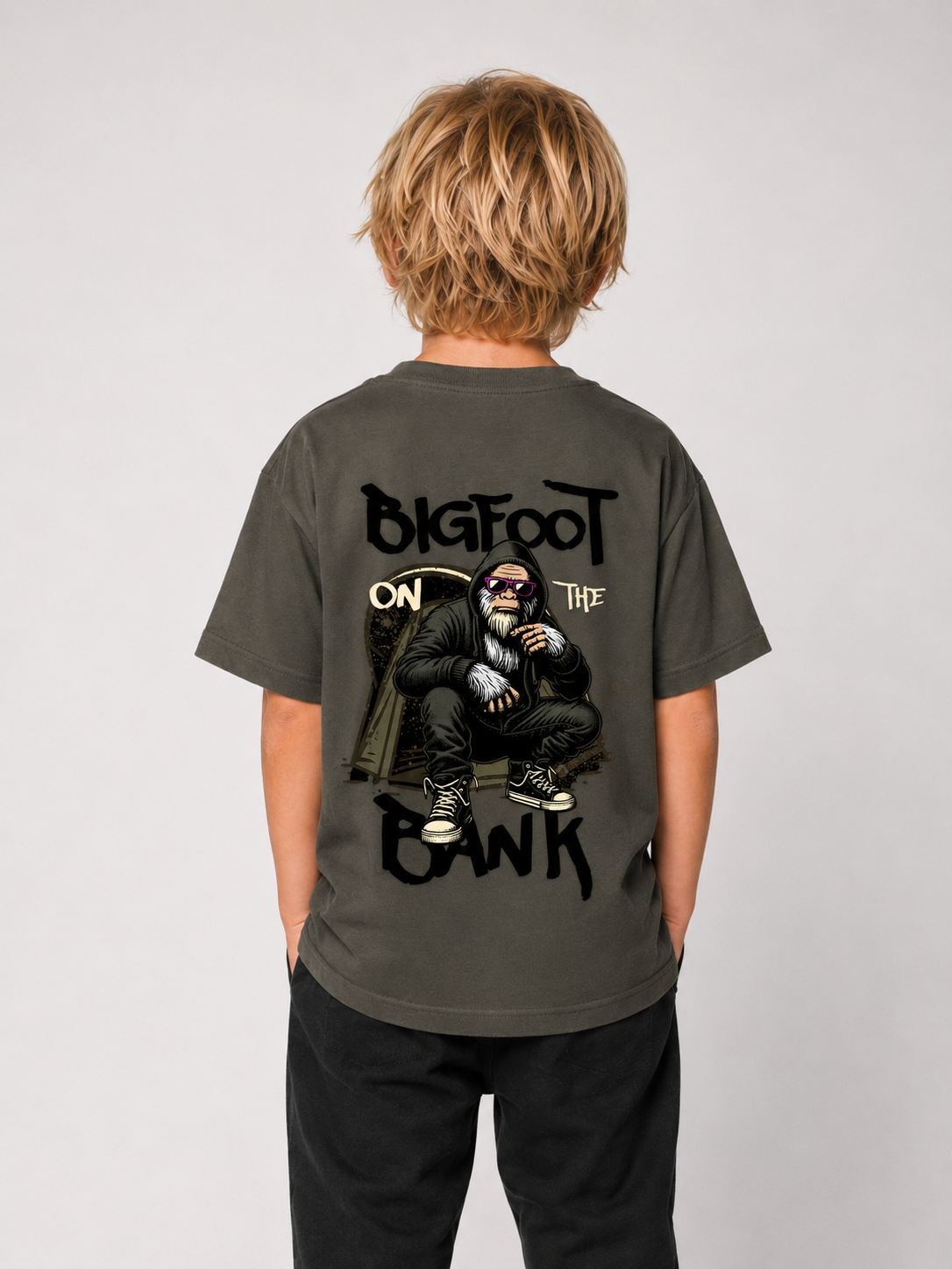 BIGFOOT ON THE BANK Kids Shirt in Khaki mit Backprint – Rückenansicht