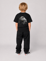 BLACKWATER CARP Kindershirt Schwarz – getragen, Ganzkörper-Rückansicht