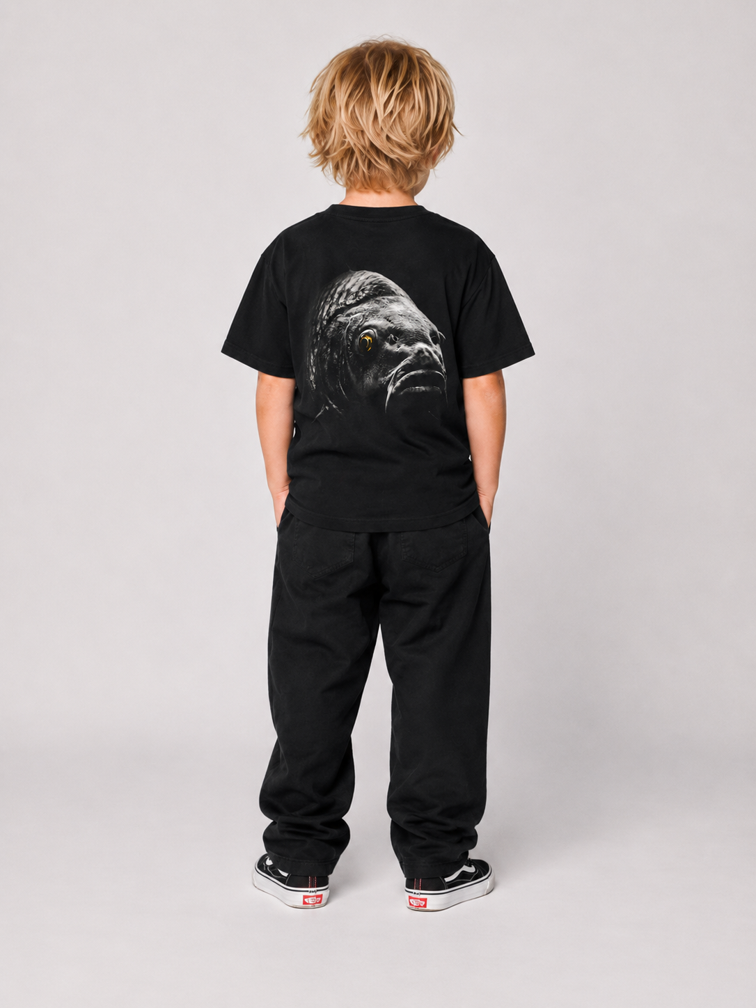 BLACKWATER CARP Kindershirt Schwarz – getragen, Ganzkörper-Rückansicht