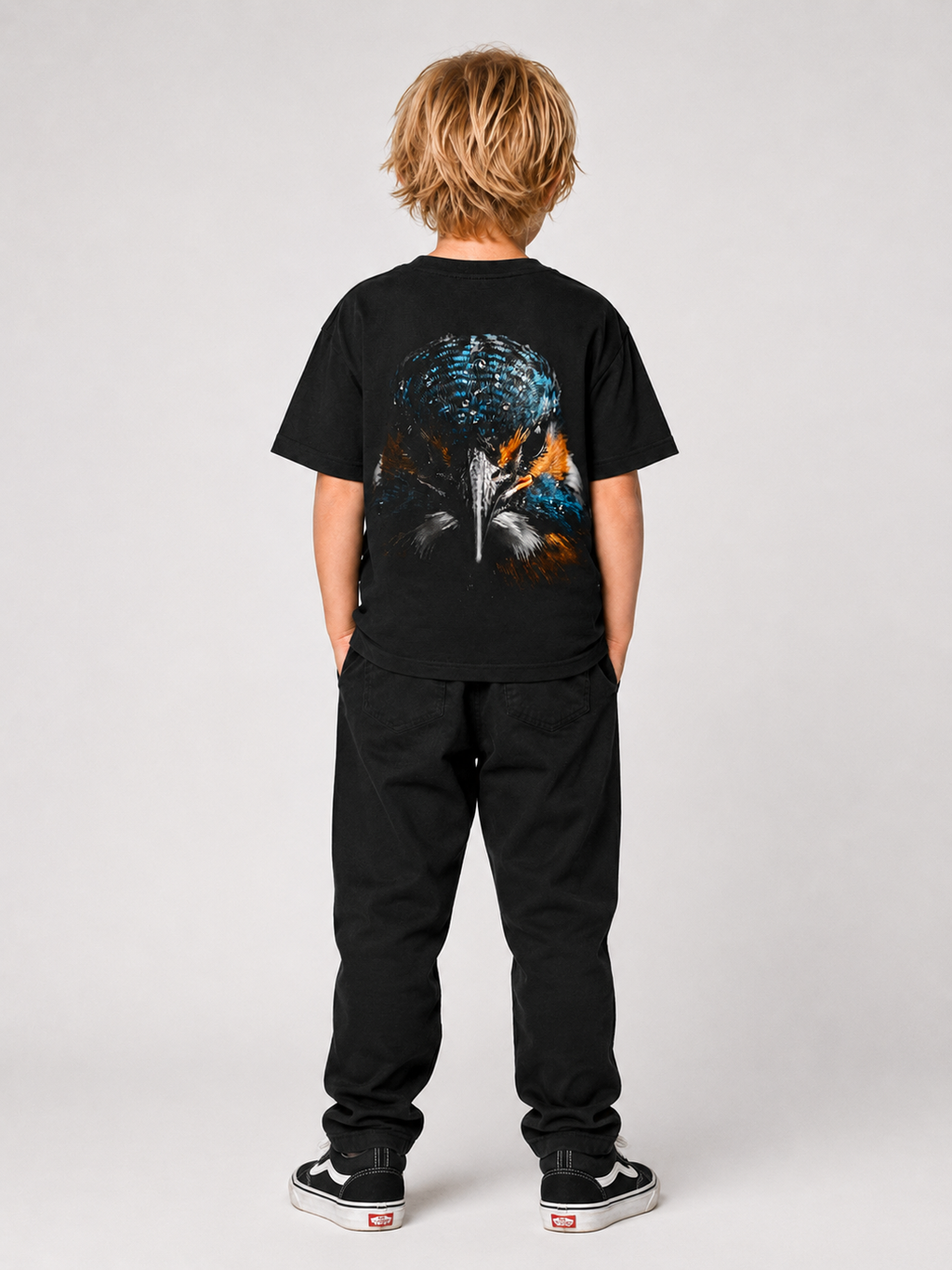 BLACKWATER KINGFISHER Kindershirt Schwarz – getragen, Ganzkörper-Rückansicht