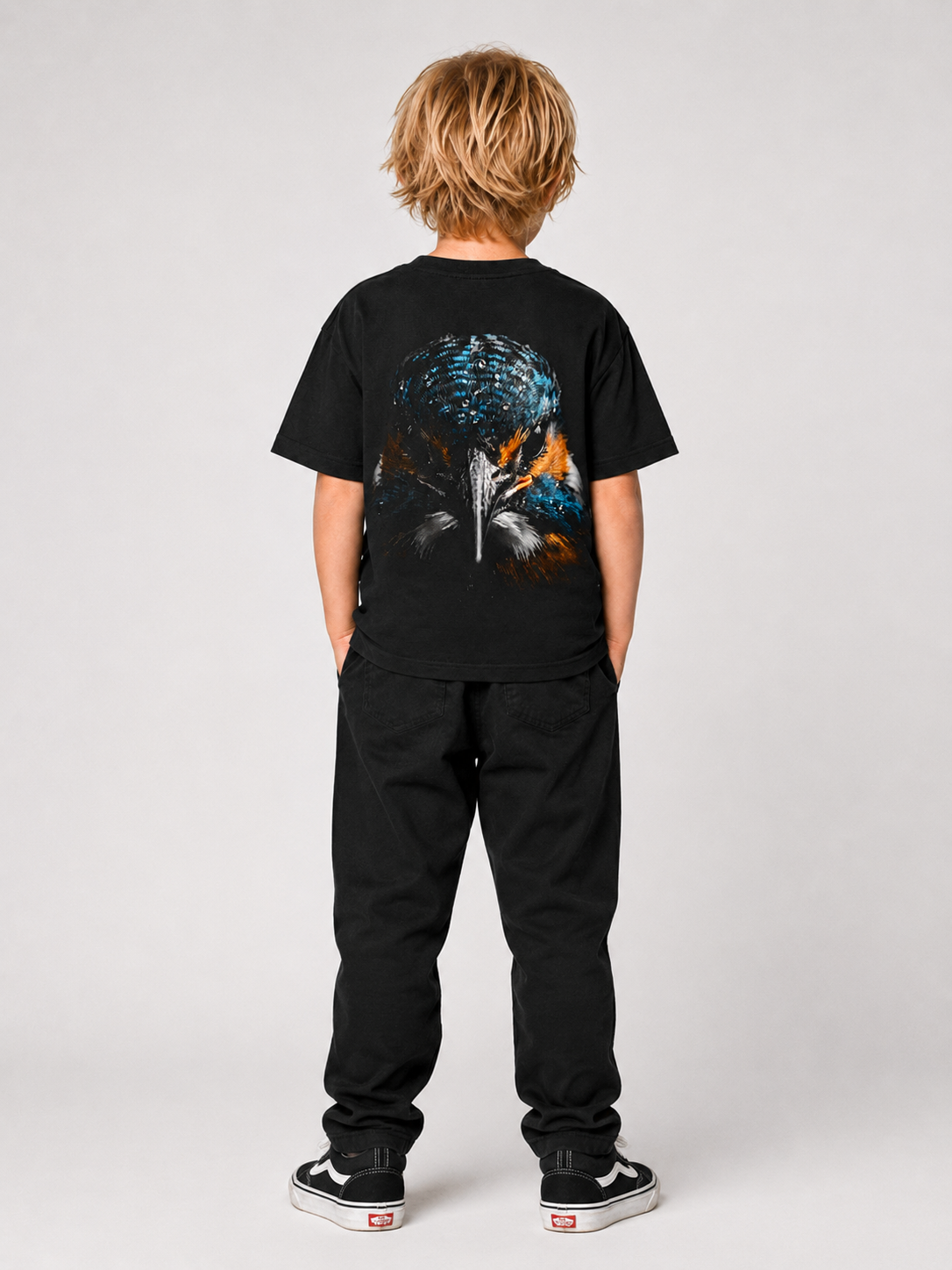 BLACKWATER KINGFISHER Kindershirt Schwarz – getragen, Ganzkörper-Rückansicht