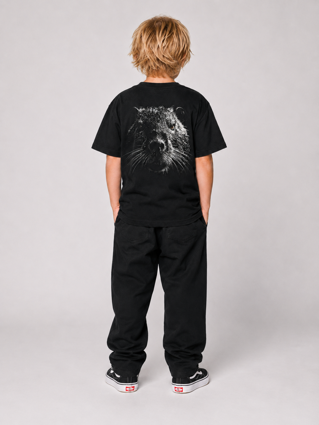 BLACKWATER NUTRIA Kindershirt Schwarz – getragen, Ganzkörper-Rückansicht