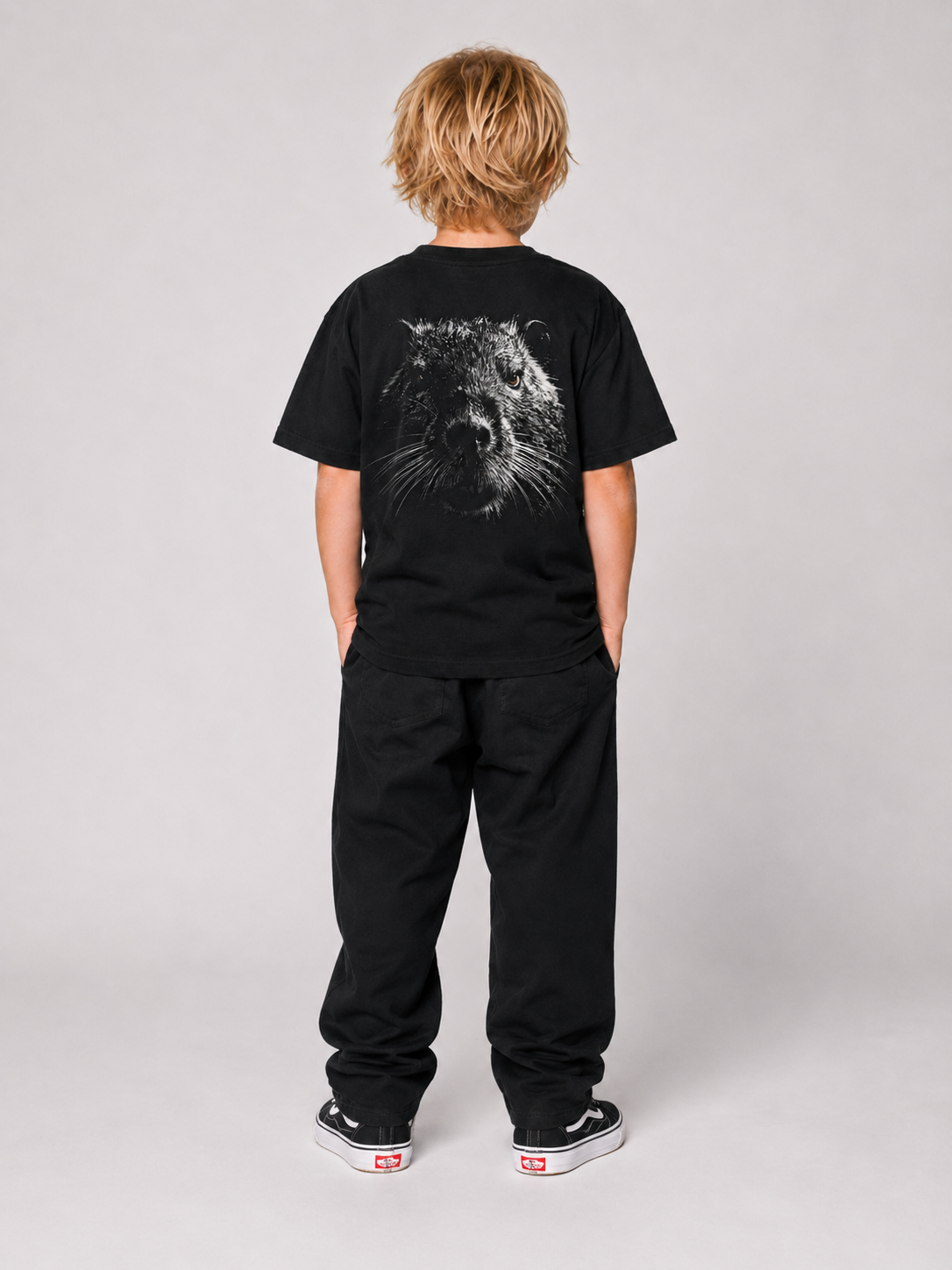 BLACKWATER NUTRIA Kindershirt Schwarz – getragen, Ganzkörper-Rückansicht