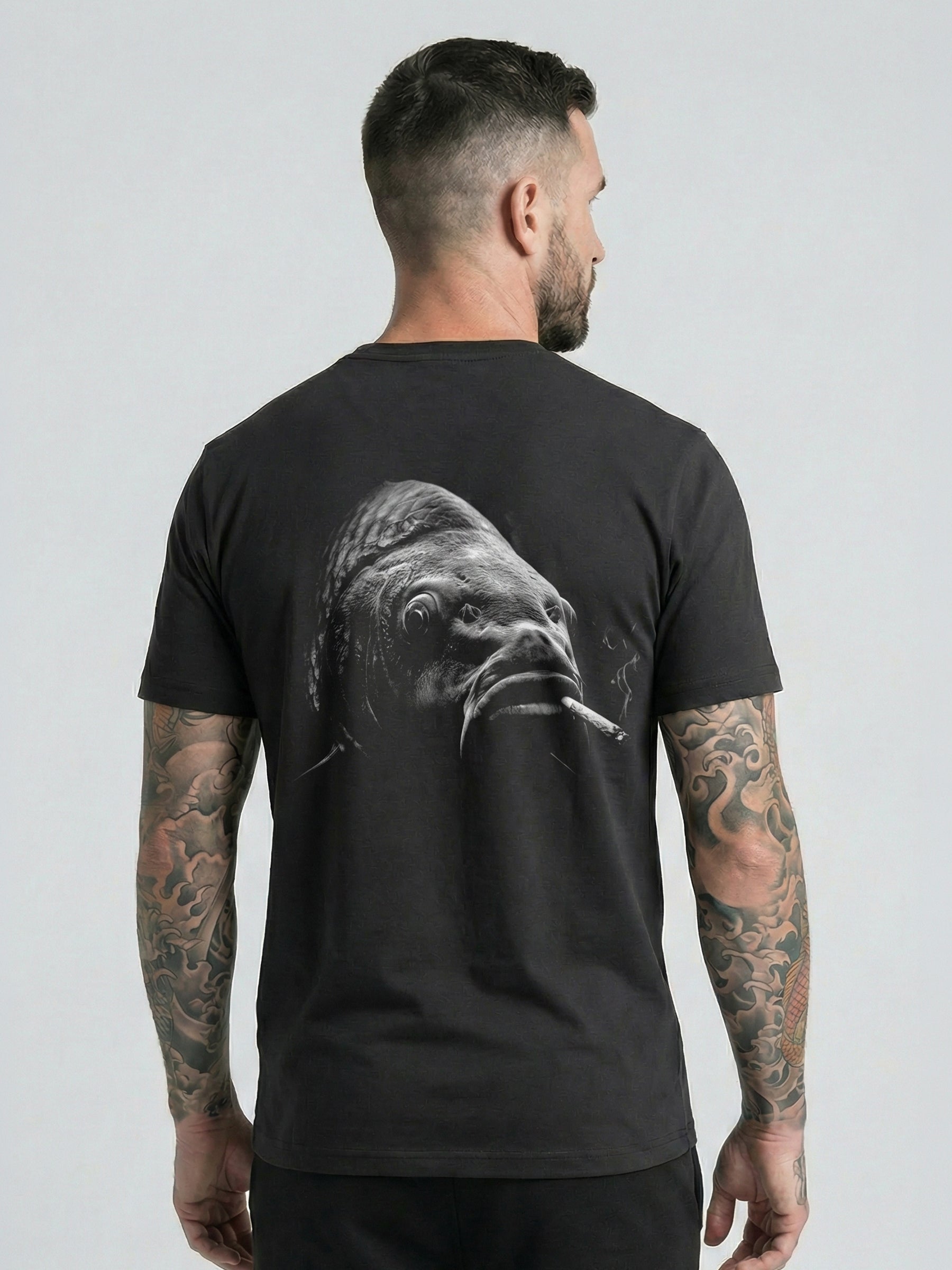 Schwarzes carpstylez Shirt „Silt & Smoke Carp“ – Karpfen mit Zigarette, Streetwear