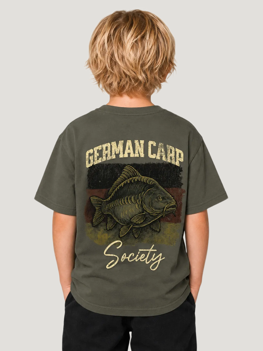 GERMAN CARP SOCIETY Kids Shirt in Khaki mit Backprint – Rückenansicht #farbe_organic khaki
