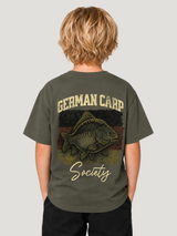 GERMAN CARP SOCIETY Kids Shirt in Khaki mit Backprint – Rückenansicht #farbe_organic khaki