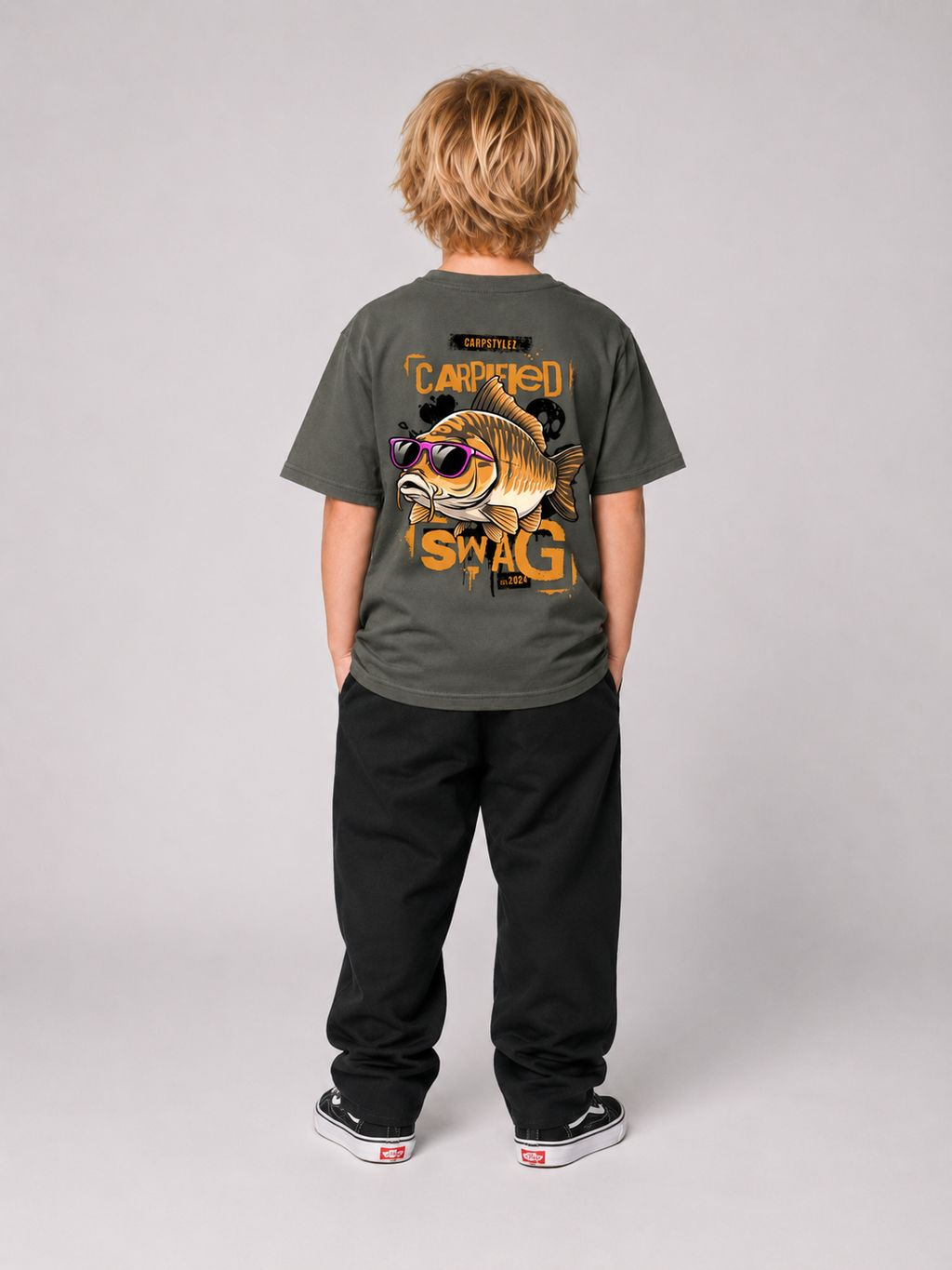 CARPIFIED SWAG Kindershirt Khaki – getragen, Ganzkörper-Rückansicht