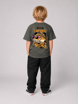 CARPIFIED SWAG Kindershirt Khaki – getragen, Ganzkörper-Rückansicht