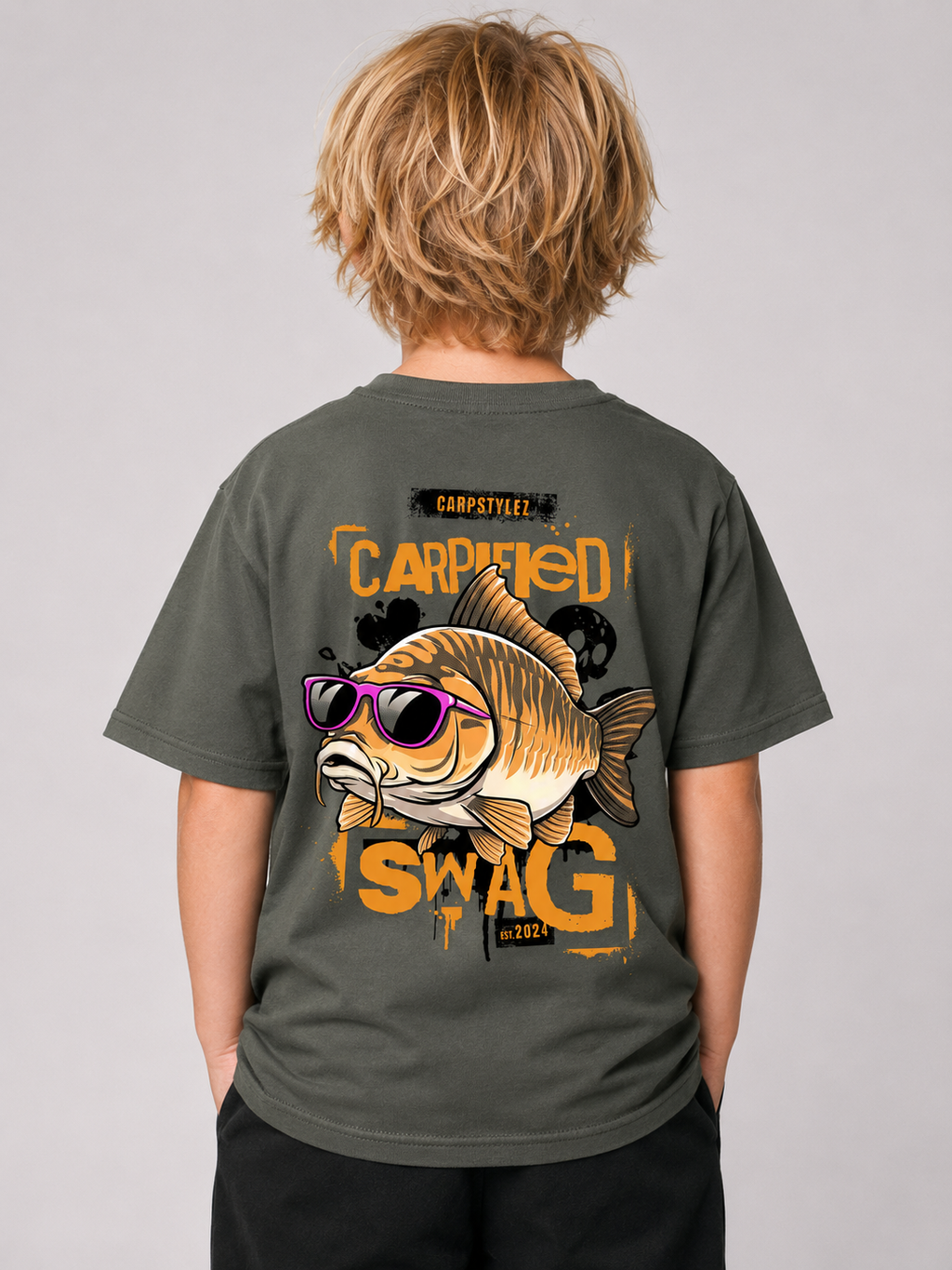 CARPIFIED SWAG Kids Shirt in Khaki mit Backprint – Rückenansicht