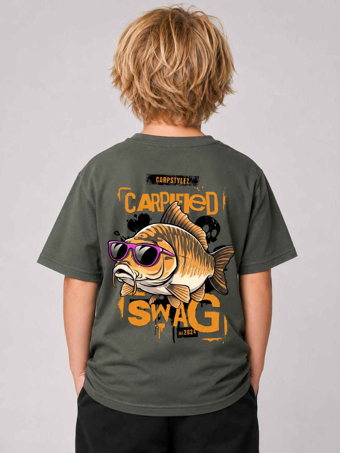 CARPIFIED SWAG Kids Shirt in Khaki mit Backprint – Rückenansicht