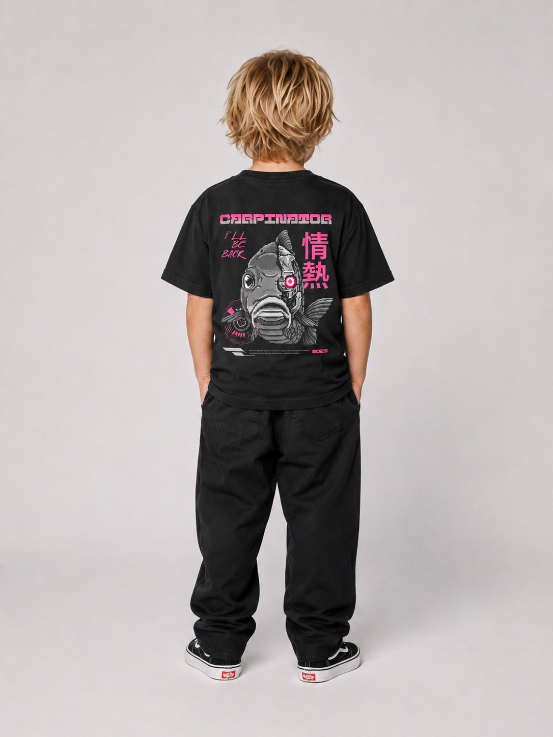 CARPINATOR Kindershirt Schwarz – getragen, Ganzkörper-Rückansicht