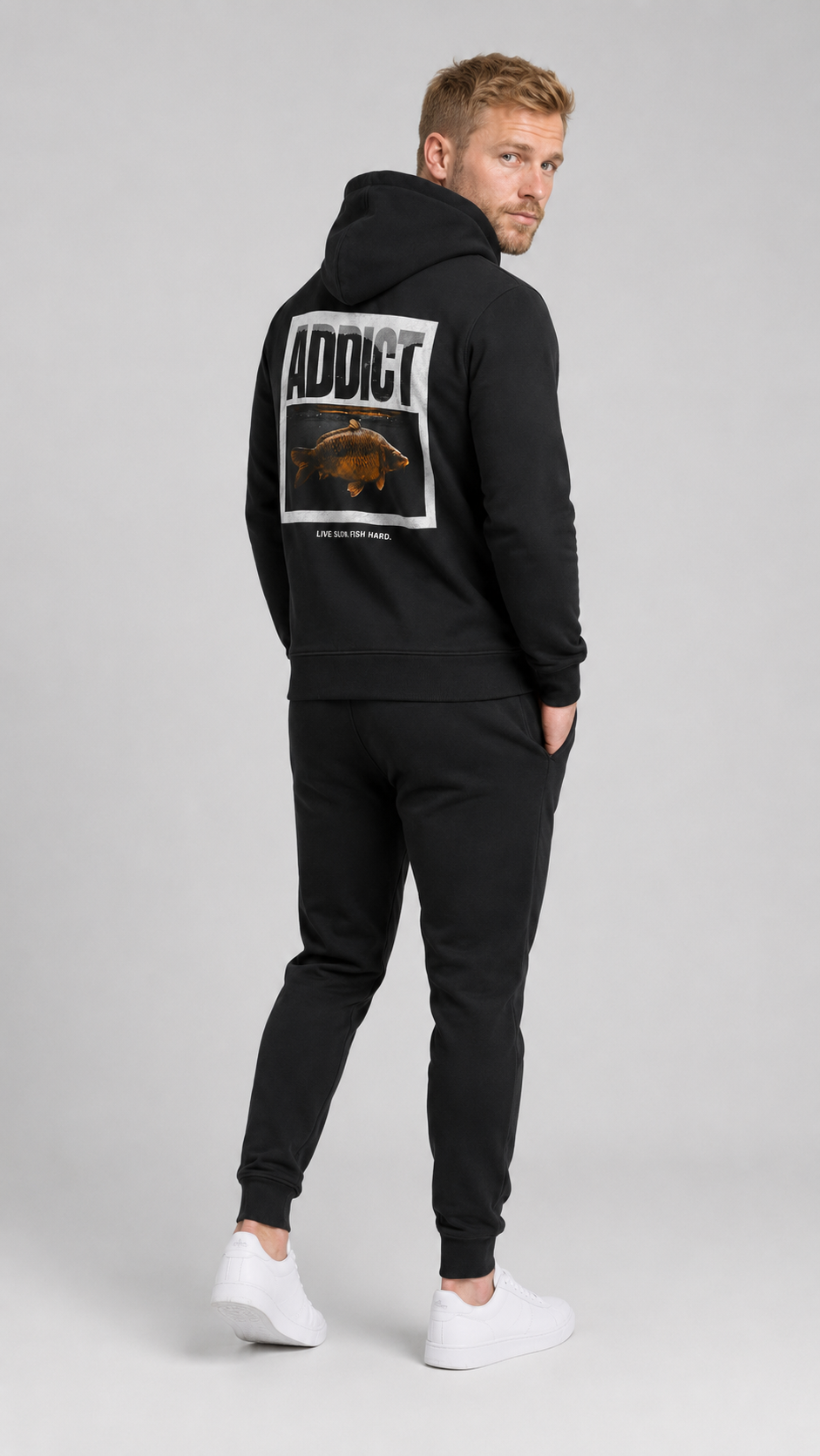 carpstylez ADDICT Hoodie – Studio Mock Fullbody, Karpfen-Streetwear