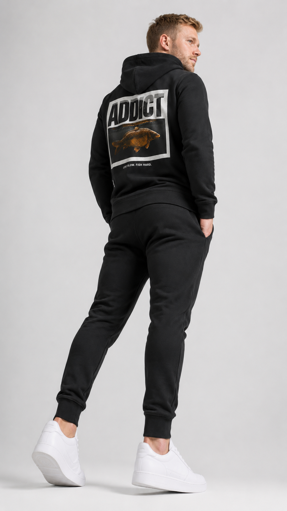 carpstylez ADDICT Hoodie – Studio Mock Fullbody, Karpfen-Streetwear