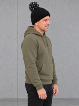 ESSENTIALS Sherpa Bommel Beanie in Black – Seitenansicht, getragen von Olli mit Khaki-Hoodie #color_black