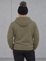 ESSENTIALS Sherpa Bommel Beanie in Black – Rückenansicht, getragen von Olli mit Khaki-Hoodie #color_black