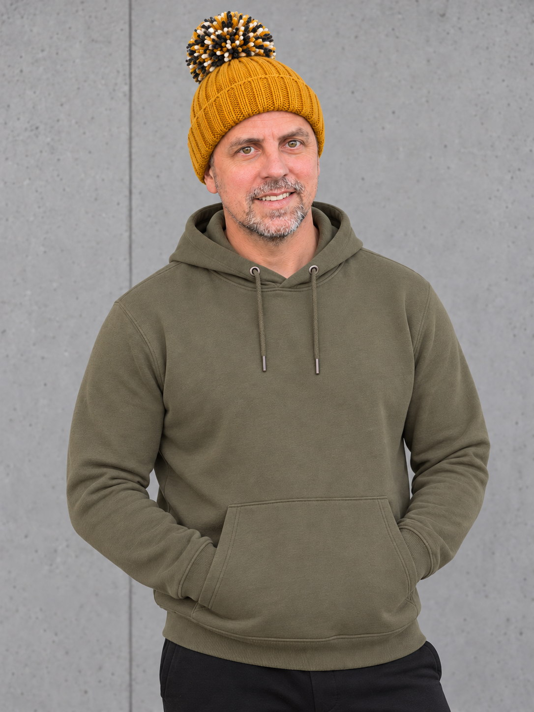 Sherpa Bommel Beanie Mustard, Olli mit Khaki-Hoodie #color_mustard