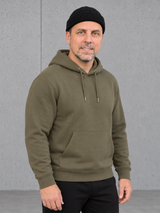 ESSENTIALS Fisherman Beanie in Black – Frontansicht, getragen von Olli mit Khaki-Hoodie #color_black