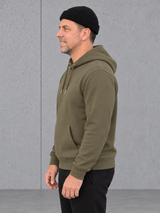 ESSENTIALS Fisherman Beanie in Black – Seitenansicht, getragen von Olli mit Khaki-Hoodie #color_black