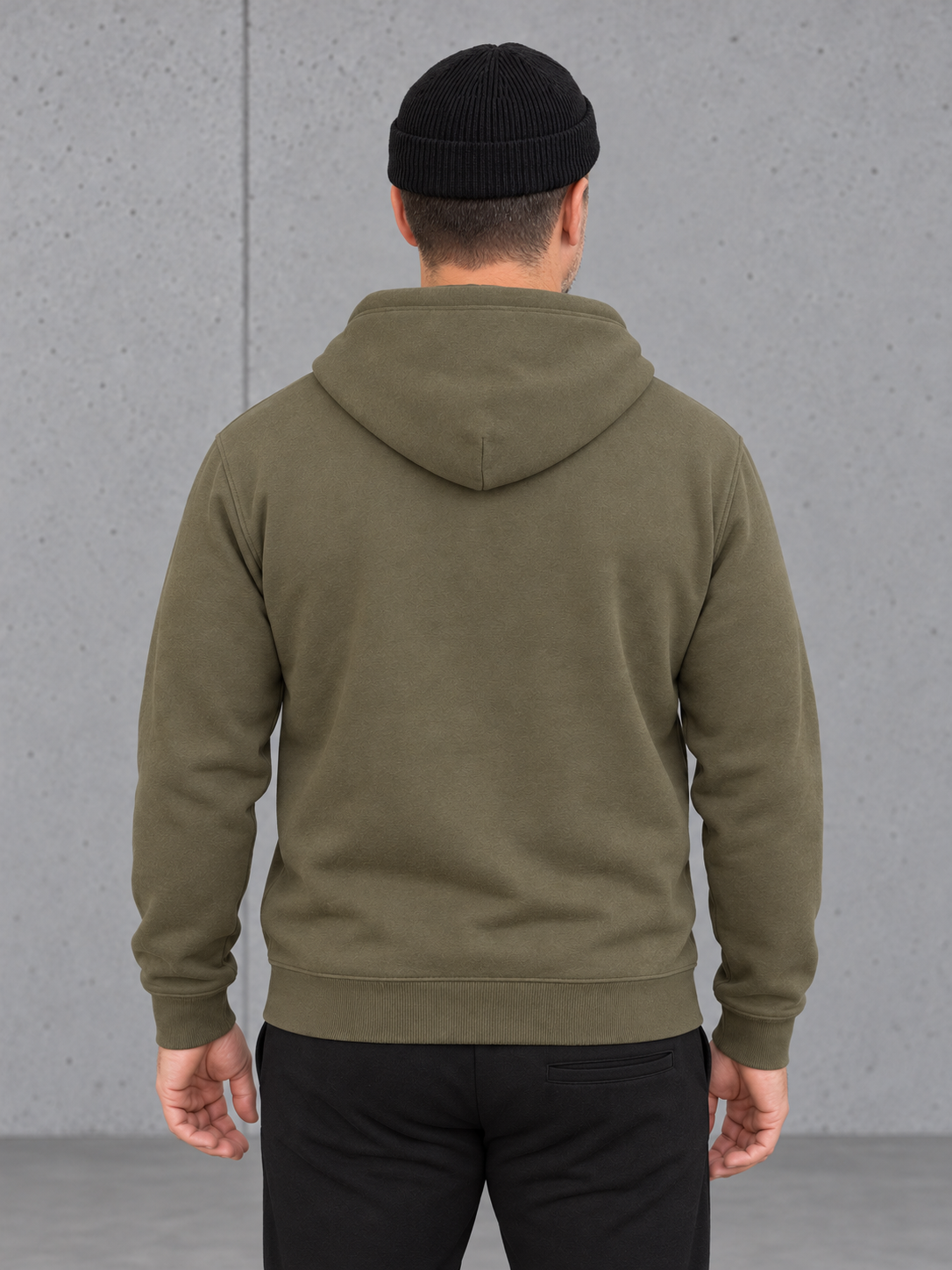 ESSENTIALS Fisherman Beanie in Black – Rückenansicht, getragen von Olli mit Khaki-Hoodie #color_black