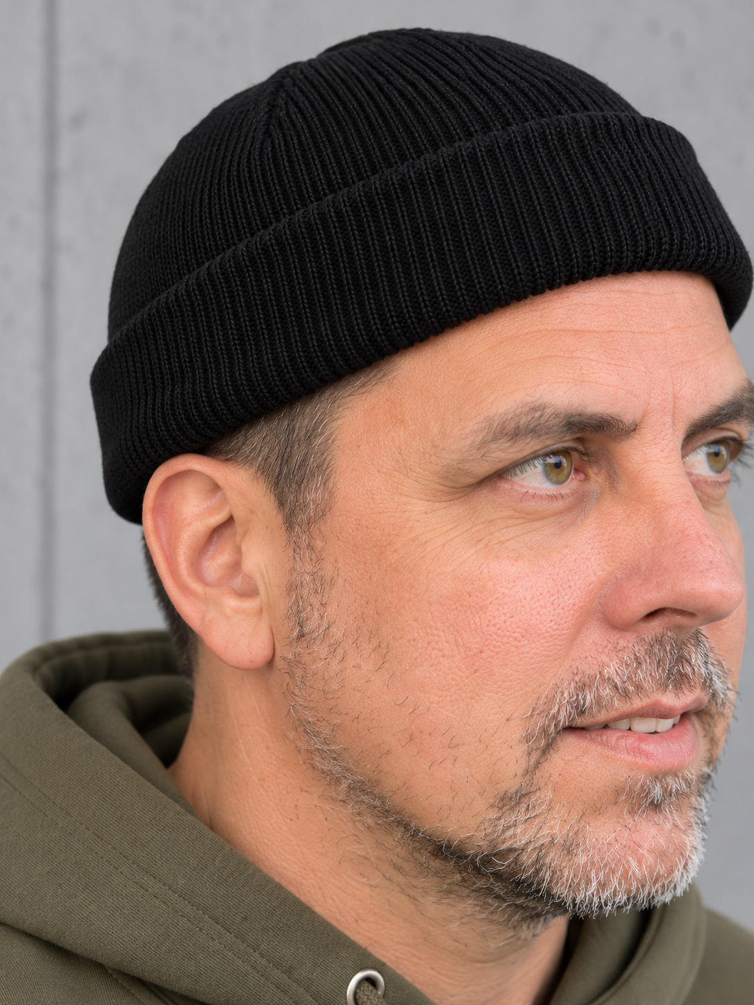 ESSENTIALS Fisherman Beanie in Black – Strickdetail, getragen von Olli mit Khaki-Hoodie #color_black, olive green, biscuit