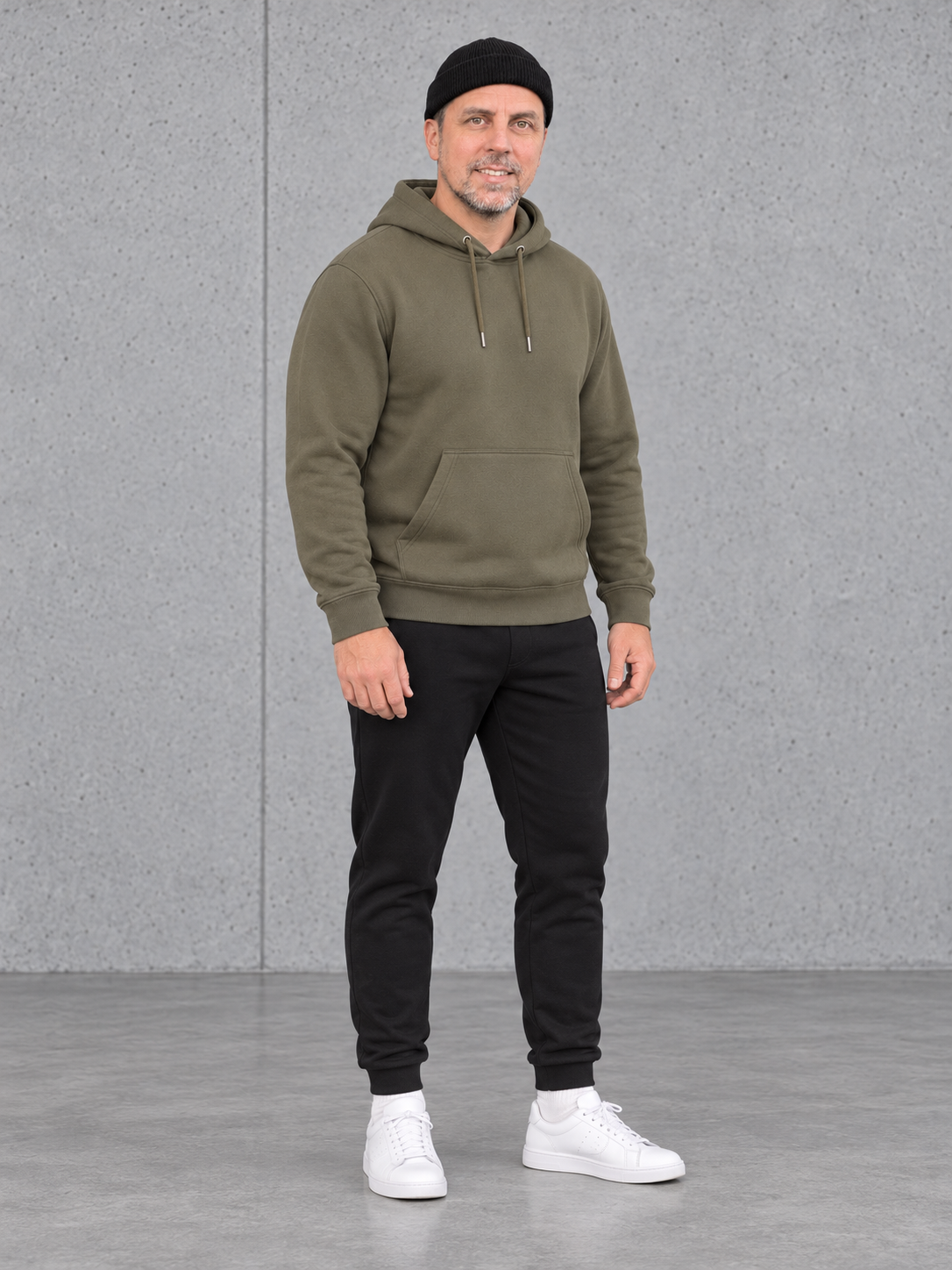 ESSENTIALS Fisherman Beanie in Black – Ganzkörper vorne, getragen von Olli mit Khaki-Hoodie