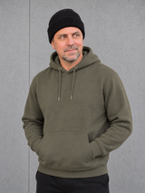 ESSENTIALS Wind Beanie in Black – Frontansicht, getragen von Olli mit Khaki-Hoodie #color_black