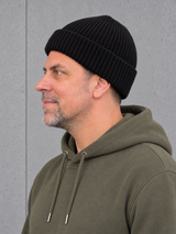 ESSENTIALS Wind Beanie in Black – Seitenansicht, getragen von Olli mit Khaki-Hoodie #color_black