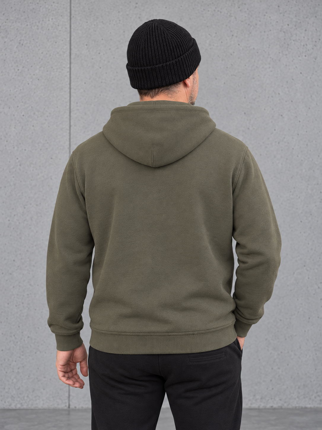 ESSENTIALS Wind Beanie in Black – Rückenansicht, getragen von Olli mit Khaki-Hoodie #color_black