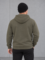 ESSENTIALS Wind Beanie in Black – Rückenansicht, getragen von Olli mit Khaki-Hoodie #color_black
