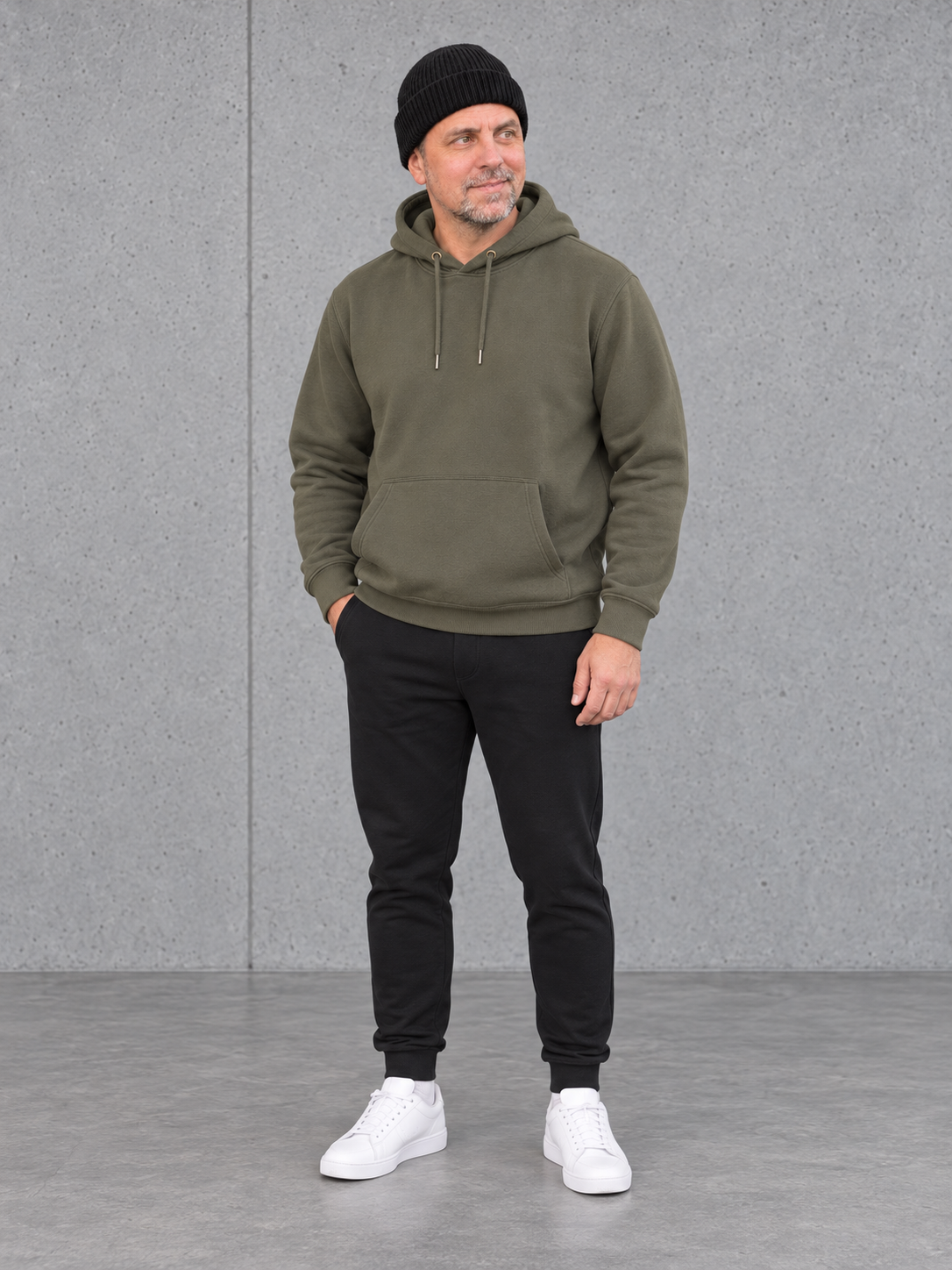ESSENTIALS Wind Beanie in Black – Ganzkörper vorne, getragen von Olli mit Khaki-Hoodie