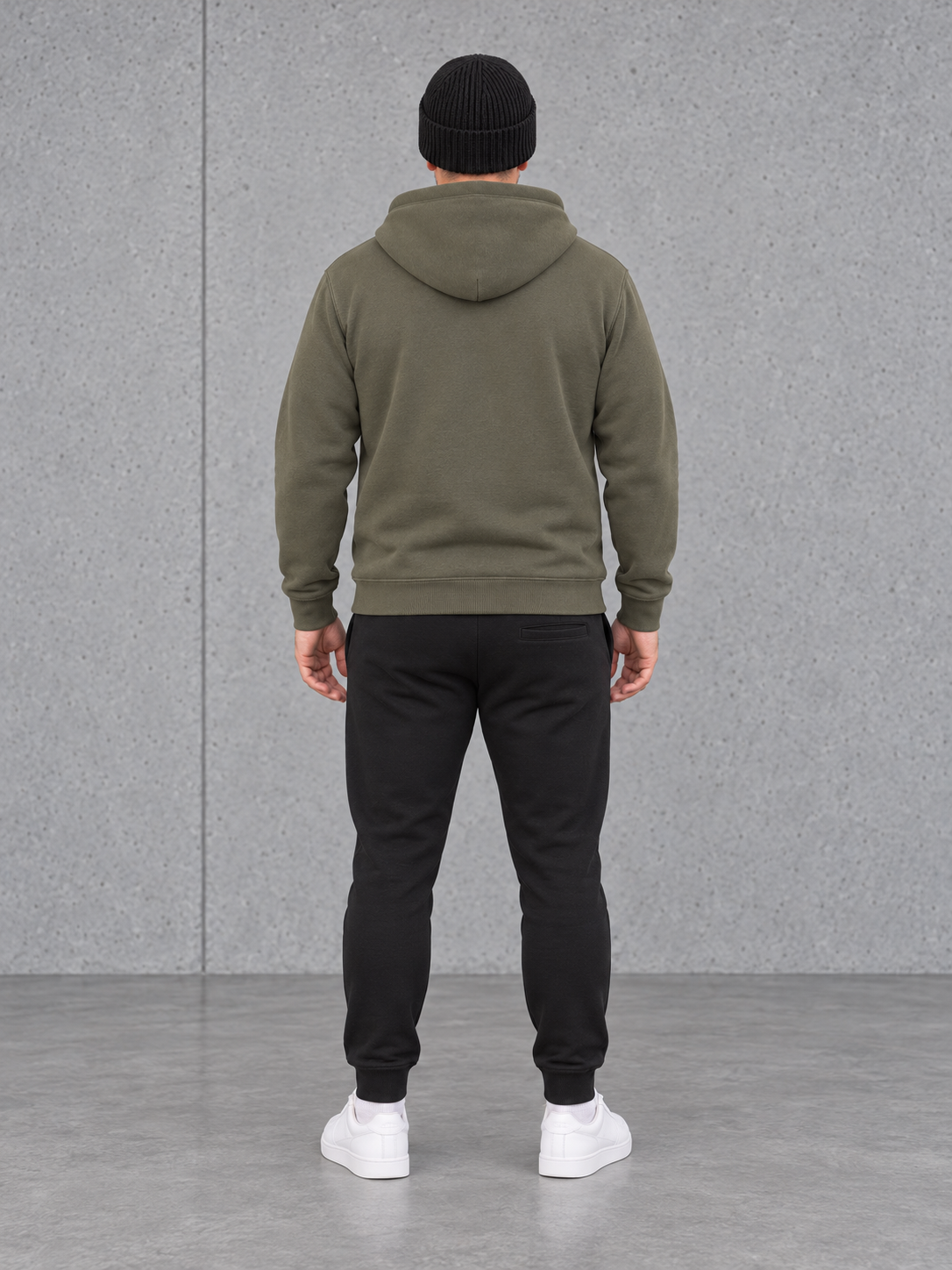 ESSENTIALS Wind Beanie in Black – Ganzkörper hinten, getragen von Olli mit Khaki-Hoodie