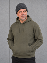 ESSENTIALS Wind Beanie Graphite Grey – Olli mit Khaki-Hoodie, Frontansicht #color_graphite grey