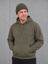 ESSENTIALS Wind Beanie Olive Green – Olli mit Khaki-Hoodie, Frontansicht #color_olive green
