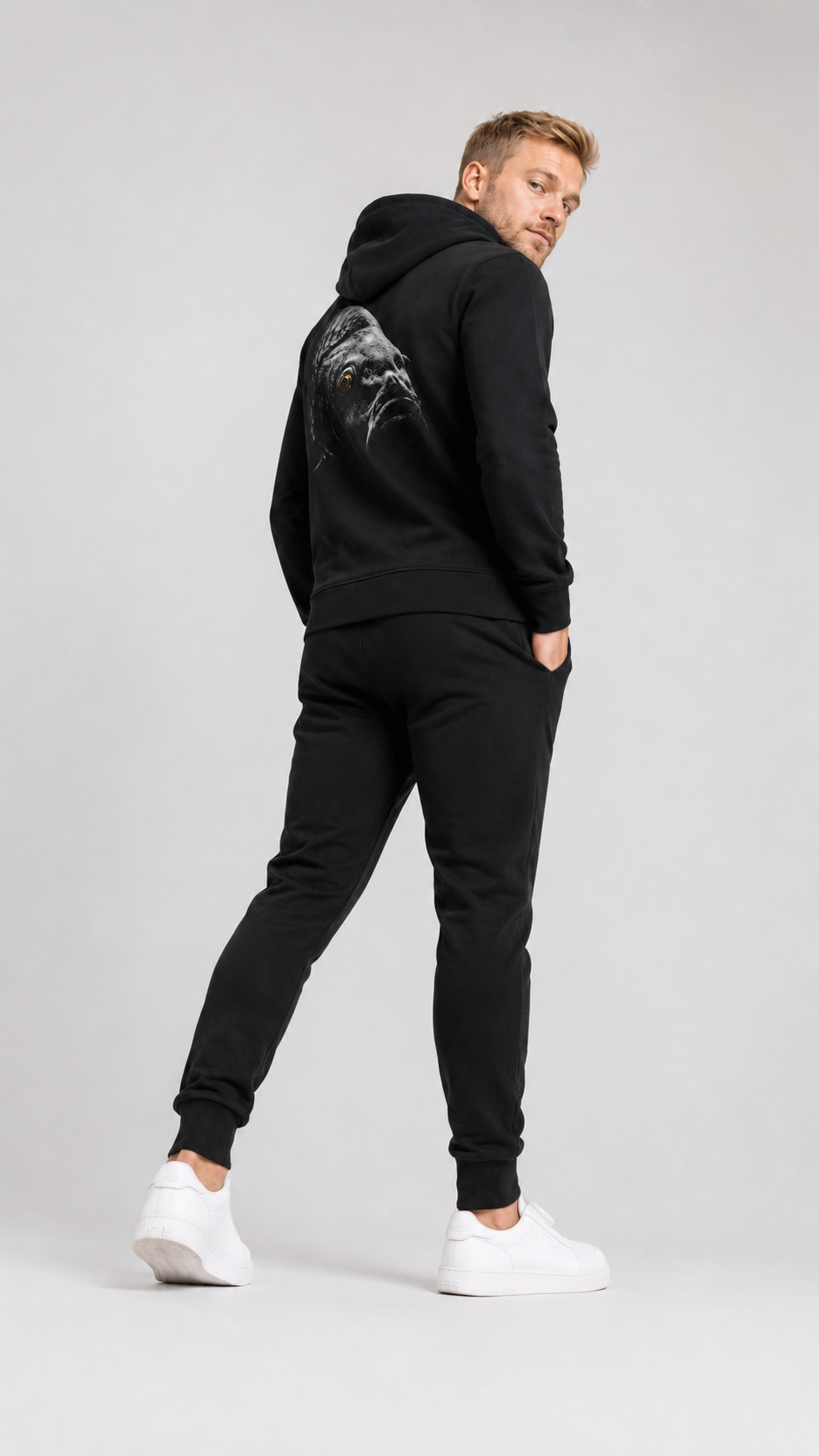 carpstylez BLACKWATER CARP Hoodie – Studio Mock Fullbody, Karpfen-Streetwear