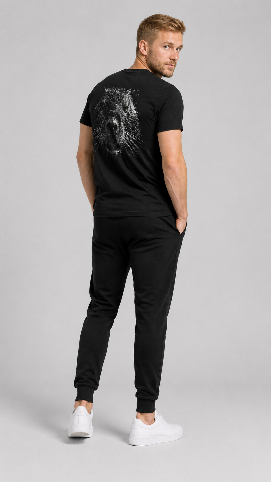 carpstylez BLACKWATER NUTRIA Shirt – Studio Mock Fullbody, Karpfen-Streetwear