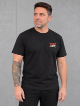 Olli trägt das schwarze CRPS PURE ART Shirt – Vorderseite mit Brustmotiv #farbe_black