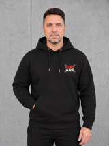 Olli trägt den schwarzen CRPS PURE ART Hoodie – Vorderseite mit Brustmotiv #farbe_black